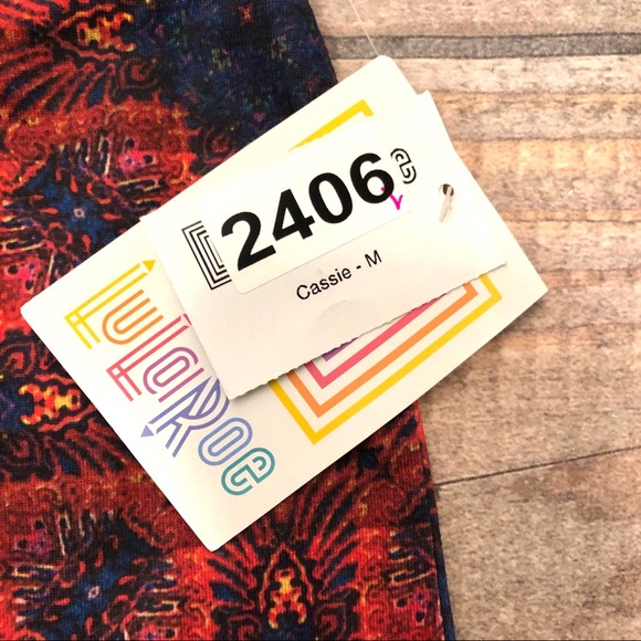 New LuLaRoe Cassie Pencil Skirt sz Medium - Picture 2 of 6